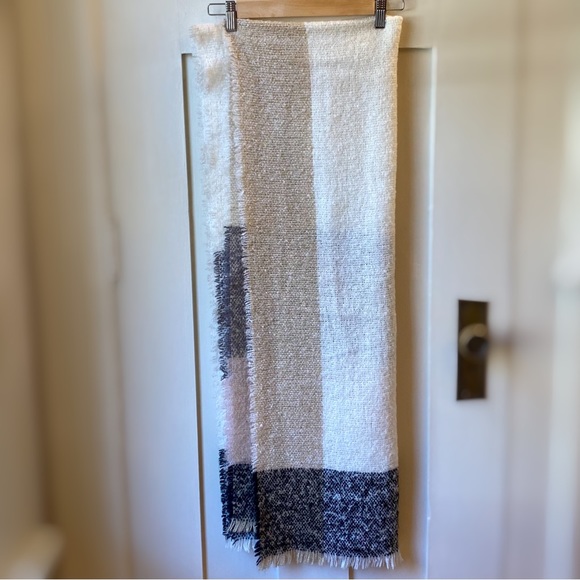 Chunky Knit Fringe Scarf - Picture 6 of 6